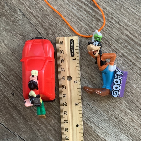 Burger King Goofy Pull Back Car plus Goofy Necklace figurine - Picture 5 of 8